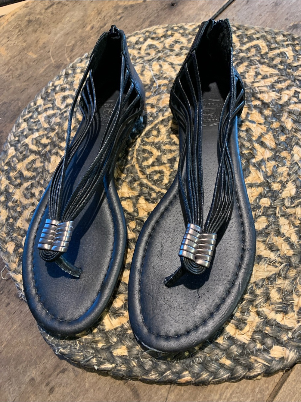 Lucky Brand Black Leather Strappy Toe-Loop Sandals